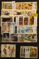 Vegyes külföldi bélyegek és blokkok, közte tengerentúli országok, 5 db közepes berakóban, hozzá ívek, ívdarabok, dobozban