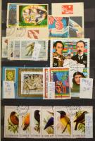 Vegyes külföldi bélyegek és blokkok, közte tengerentúli országok, 5 db közepes berakóban, hozzá ívek...