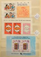 Vegyes külföldi bélyegek és blokkok, közte tengerentúli országok, 5 db közepes berakóban, hozzá ívek...