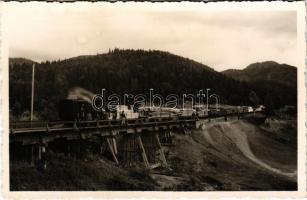 1942 Kovászna, Covasna; faszállító iparvasút Kovászna és Komandó között, gőzmozdony, vonat, vasúti híd, vasutasok / industrial railway, timber transport between Covasna and Comandau, locomotive, train, railway bridge, railwaymen