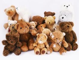 156 darabos játék mackó gyűjtemény, az egész kicsiktől a kb 45 cm-es méretig majdnem mind különböző darab. Mind modern mackók, jó, tiszta állapotban 3 nagy dobozban