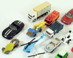 26 db játékautó, benne néhány 5-7 db Matchbox