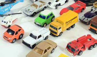 26 db játékautó, benne néhány 5-7 db Matchbox