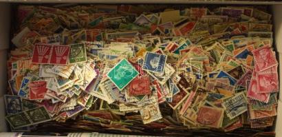 10.000 db külföldi bélyeg cipősdobozban