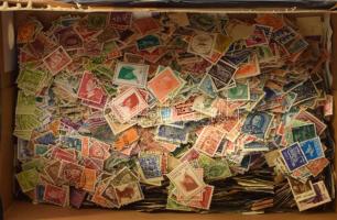 10.000 db külföldi bélyeg cipősdobozban