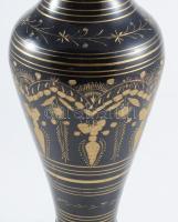 Réz váza, fekete festett karcolt mintával. 41 cm