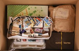 Több ezer vegyes magyar és külföldi gyufacímke, dobozban