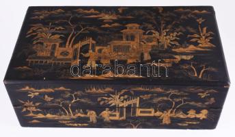 cca 1900 Lakkozott, aranyfestett japán díszdoboz / díszláda, belső elválasztókkal, oldalán a fiók zárva van, kulcs nélkül, kopással, elemhiánnyal, 46x25x17 cm