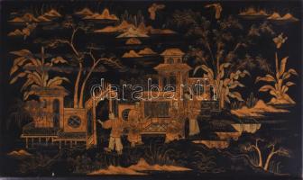 cca 1900 Lakkozott, aranyfestett japán díszdoboz / díszláda, belső elválasztókkal, oldalán a fiók zá...