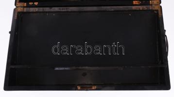 cca 1900 Lakkozott, aranyfestett japán díszdoboz / díszláda, belső elválasztókkal, oldalán a fiók zá...