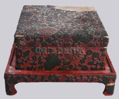 cca 19. sz. közepe, Lakkozott japán díszdoboz tartón, lakksérüléssel, 19x19x11 cm
