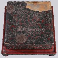 cca 19. sz. közepe, Lakkozott japán díszdoboz tartón, lakksérüléssel, 19x19x11 cm