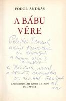 Fodor András: A bábu vére. [Versek.] (Dedikált.) Budapest, (1978). Szépirodalmi Könyvkiadó (Szegedi Nyomda). 142 + [2] p. Egyetlen kiadás. Dedikált: "Pelejtei Tibornak, akivel tizenkilenc éve koptatjuk a Múzeum utca 3. küszöbét, és Ilonának, akivel a bölcsőnk szomszédos. Sok szeretettel. Fodor Bandi. 978, IV. 12". Fodor András (Kaposmérő, 1929 - Fonyód, 1997) költő, író, esszéíró, könyvtáros. Első, Eötvös-kollégista korában írt versei az Illyés Gyula-féle Válasz folyóiratban jelentek meg az 1940-es évek végén. A Rákosi-érában műfordításból élt, a forradalom előtt a Csillag folyóirat versrovatát vezette. Első kötete 1955-ben jelent meg, második kötetét bírálat érte, innentől kezdve az OSZK Múzeum utcai Könyvtártudományi és Módszertani Osztályán dolgozott. Tizedik kötetét könyvtári kollégáinak, munkatársainak dedikálta. Prov.: Pelejtei Tibor könyvtáros, az OSZK Múzeum utcai Könyvtártudományi és Módszertani Osztályának vezetője. Aranyozott kiadói egészvászon kötésben, eredeti védőborítóban. Jó példány.