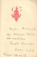 Gaspar, Lorand: Minden földek földje. [Versek.] (Dedikált.) [fordította és az utószót írta Tellér Gyula]. Budapest, 1981. Európa Könyvkiadó (Kner Nyomda Dürer Üzeme, Békéscsaba). 129 + [3] p. Egyetlen magyar kiadás. Dedikált: "Bajkó Anikónak egy budapesti találkozás emlékére baráti üdvözlettel: Gaspar Loránd. Budapest, 1988. máj. 3". Gáspár Loránd (1925-2019) magyar származású francia költő, író, műfordító, fotóművész és sebészprofesszor, Pilinszky János munkásságának francia fordítója. II. világháborús frontszolgálata után francia fogságba esett, a háború után orvosnak tanult Párizsban. Praktizáló orvosként keresték meg egy izraeli állásajánlattal, 1954-től másfél évtizeden keresztül orvosként dolgozott a közel-keleti országban. Kisvárosi orvosként ismerte meg a sivatag világát, mely költészetére, azon belül is kötetünkre komoly hatást gyakorolt. A kötetben elhelyezve három, 1988. évi kiállítási nyomtatvány: a Budapesti Francia Intézet által "Ecrire avec la lumiére. Photographies de Lorand Gaspar" címmel megrendezett, sivatagi témájú fotóművészeti kiállítás nagy méretű, francia nyelvű plakátja; ugyanezen kiállítás magyar-francia nyelvű kétleveles brosúrája; illetve a budapesti Lengyel Nagykövetség és a Budapesti Galéria által megrendezett "Geometria és metafora" című kiállítás egyleveles szóróanyaga. A plakáton halvány hajtásnyomok és apró foltosság. (Napjaink költészete.) Fűzve, illusztrált kiadói borítóban.