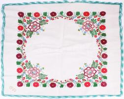 1977 kézzel hímzett terítő, 80x68 cm