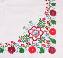 1977 kézzel hímzett terítő, 80x68 cm