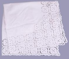 Kézzel hímzett szélű terítő, cca 84x76 cm