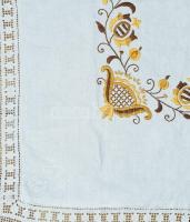 1978 Kézzel hímzett terítő, folttal, cca 105x105 cm