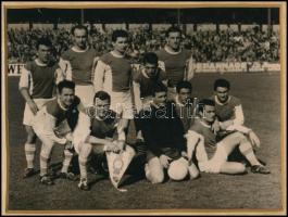 Újpesti Dózsa (UTI) 1959-1960. évi NB. I. bajnokcsapa fotója, aláírásokkal. rajta Göröcs, Simi Tóth Mihály II (Aranycsapat), id. Várhidi, Bosányi, Szusza Ferenc, Pethő Gábor, stb., fotó paszpartuban, 17,5×22 cm