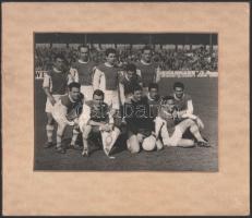 Újpesti Dózsa (UTI) 1959-1960. évi NB. I. bajnokcsapa fotója, aláírásokkal. rajta Göröcs, Simi Tóth ...