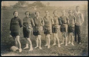 1927 A VI. kerületi Testedzők Köre női labdarúgói, fotólap, a hátoldalon feliratozva, 9x14 cm
