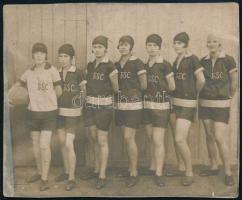 cca 1925 A Fővárosi Sport Club női labdarúgói, fotó, a hátoldalon pecséttel jelzett, 7,5x9 cm
