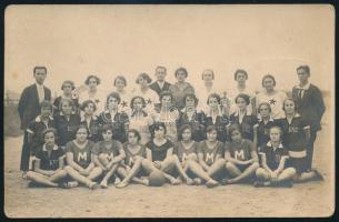 cca 1920-1930 A Fővárosi SC női labdarúgócsapata, fotólap, a hátoldalon feliratozva, 9x14 cm