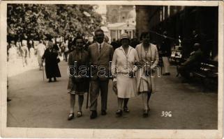 1927 Mariánské Lázne, Marienbad; walking on the street. Eckert photo (crease)