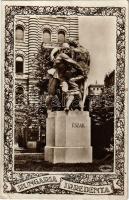 Budapest V. Szabadság tér, az elszakított országrészek jelszobrai: Észak, Hungária irredenta. Csiky Foto (EB)