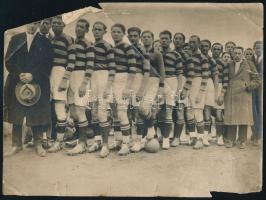 cca 1925 Fővárosi SC - GyTK (1:1) labdarúgó-mérkőzés, a Fővárosi SC csapatának tagjait ábrázoló fotó, a hátoldalon feliratozva, sérült, 12,5x16,5 cm