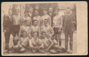 1927 Az Üllő SE labdarúgócsapatának csoportképe (rajta Grőber Miklós elnök, tisztviselők és játékosok), fotólap, a hátoldalon feliratozva, kissé kopott, 8x13 cm