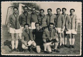 cca 1920-1940 Labdarúgócsapat csoportképe, fotó, jelzés nélkül, 8,5x13 cm