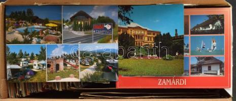 Kb. 850 db MODERN magyarországi város képeslap dobozban / Cca. 850 modern Hungarian town postcards in a box