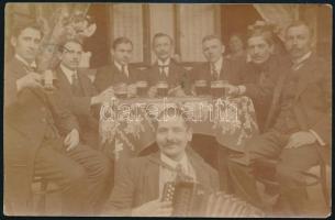 1914 Szolnok, mulatozók csoportképe, megírt és futott fotólap, 9x14 cm