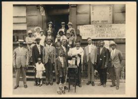 "The Moorish Zionist Temple of the Moorish Jews", afroamerikai zsidók temploma New Yorkban 1929-ben, James Van Der Zee fényképe után készült modern képeslap, 11x15 cm