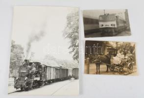 18 db járműveket ábrázoló fotó (vonatok, motorkerékpárok, autók, stb.), vegyes méretben és állapotba...