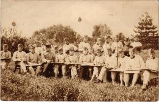 1913 Temesvár, Timisoara; A temesvári cs. és kir. gyalogsági hadapródiskola növendékei szabadkézi rajz órán / K.u.K. Infanterie-Cadettenschule / K.u.K. military infantry cadet school students' freehand drawing class. photo (r)