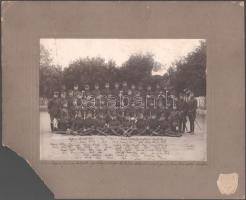 1923 Miskolc, ,,M. kir. közép- és főiskolai hallgatók újonckiképző iskolája Miskolcon 1923 jul. 1 - aug. 31-ig a 7. honv. tüzérosztály kebelében", katonai csoportkép, fotó kartonon, feliratozva, a kartonon sarokhiánnyal, 16,5x22,5 cm, karton: 27x33 cm