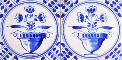 2 darab Delft kályhacsempe, jelzés nélkül, cca 19. sz., kis felületi sérüléssel, 13x13 cm