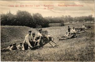 Királyhida, Bruckújfalu Tábor, Brucker Lager, Bruckneudorf; Kavallerie, Maschinengewehrabteilung im Feuer / Osztrák-magyar lovassági katonák gépfegyveres különítménye gyakorlaton. Marie Huber kiadása / K.u.K. military cavalry, machine gun detachment on exercise (EK)