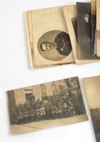 cca 1915-1945 Vegyes katonai fotólapok, 13 db, változó állapotban, 9x14 cm körül