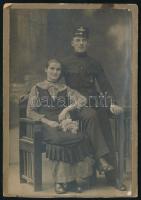 cca 1910 Vasutas tiszt és felesége portréja, kabinetfotó Urai János aradi műterméből, kissé viseltes állapotban, alja vágott, 15,5x10,5 cm