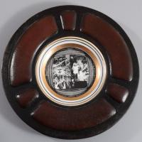 Hollóházi Szász Endre által tervezett mintával díszített porcelán tálka. matricás, jelzett, bőr tartóban, d: 8 cm, 15,5 cm