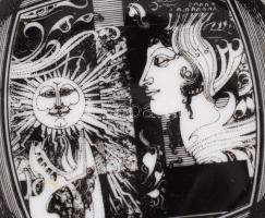 Hollóházi Szász Endre által tervezett mintával díszített porcelán tálka. matricás, jelzett, bőr tart...