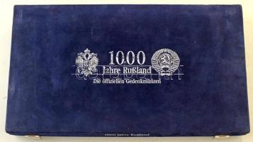 Éremtartó doboz, "1000 Jahre Rußland - Die offiziellen Gedenkmünzen", kívül-belül bársonyos, 18db 51x51mm-es férőhellyel. (doboz:405x240mm) Használt, de jó állapotú.