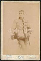 cca 1890 Huszár portréja, keményhátú fotó Schiller (Baden / Wien) műterméből, 17,5×11,5 cm