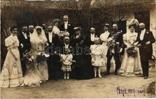 1907 Baja, esküvői fotó násznéppel. photo (kopott élek / worn edges)