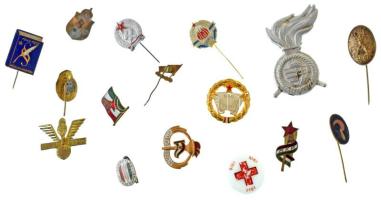 16db-os jelvénytétel, benne: 1945 k. "MKP (Magyar Kommunista Párt)" zománcozott bronz gomblyukjelvény + 1930 k. "IBUSZ" sárgaréz lemezjelvény + 1938 k. "Szent István" sárgaréz kitűző + 1945 k. "Független Kisgazdapárt (FKGP)" zománcozott bronz jelvény + 1945 k. "Nemzeti Parasztpárt (NP)" zománcozott bronz jelvény + 1916. "1914-1915-1916" porcelán vöröskeresztes jelvény (tű hiányzik) + 1955. "1945-1955 - Közalkalmazottak" zománcozott fém jelvény T:AU-VF közte sérültek