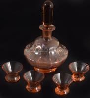 Likőrös készlet négy pohárral. Üvegdugós üveg, hibátlan, poharakon apró lepattanás 22 cm