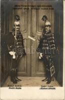 Kassa, Kosice; Abaúj-Torna vármegye tanácstermének lepecsételt ajtaját vármegyei hajdúk őrzik, Dobos András és Szabó Lajos / Interior of the county hall of Abov-Turna, sealed door guarded by hajdus (peasant irregular infantrymen) (gyűrődések / crease)